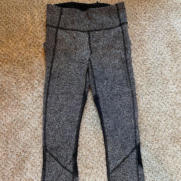 Lululemon patterned crop leggings - Picture 1 of 3